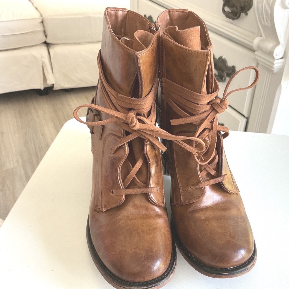 Brown  Lace Up Ankle Boots Buckle Strap Celebrity Pink Block Heel Size 8.5